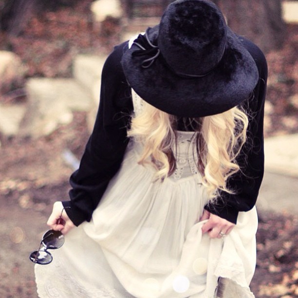 stevie nicks style, vintage floppy hat, retro bohemian look