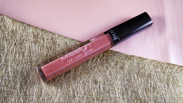 a natural color lipgloss perfect for daily and night look. a non sticky formula, with a medium pigmentation that is build-able, easy to remove and leave no sticky residue on the lips, it is the  MISSLYN RICH COLOR GLOSS IN 176.
