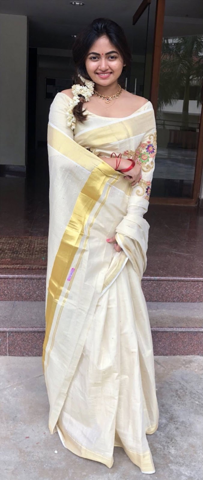 Beautiful Malayalam Actress Shaalin Zoya in Kerala White Saree