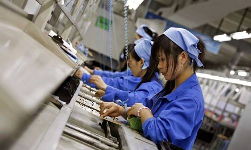 Công nhân lắp ráp trong một nhà máy sản xuất hàng điện tử tại Trung Quốc