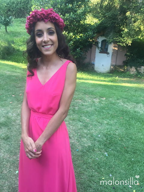 Invitada a boda en el jardín con vestido largo rosa