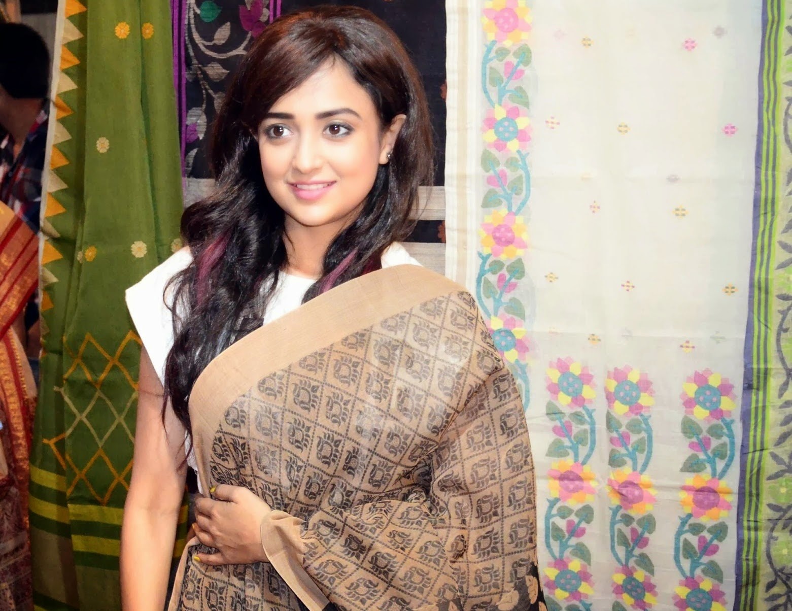 Free Download Hd Wallpapers Indian Spicy Singer And Actress Monali Thakur Very Hot And Sexy
