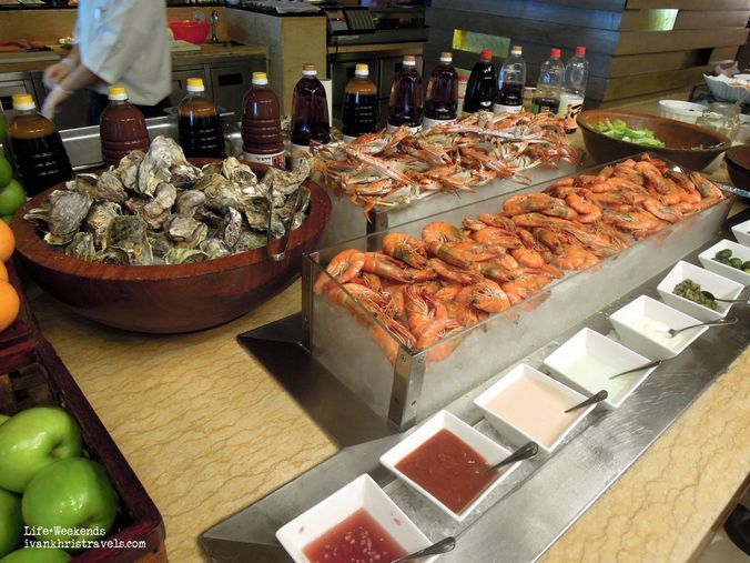 Fresh seafood station at New World Hotel's Cafe 1228