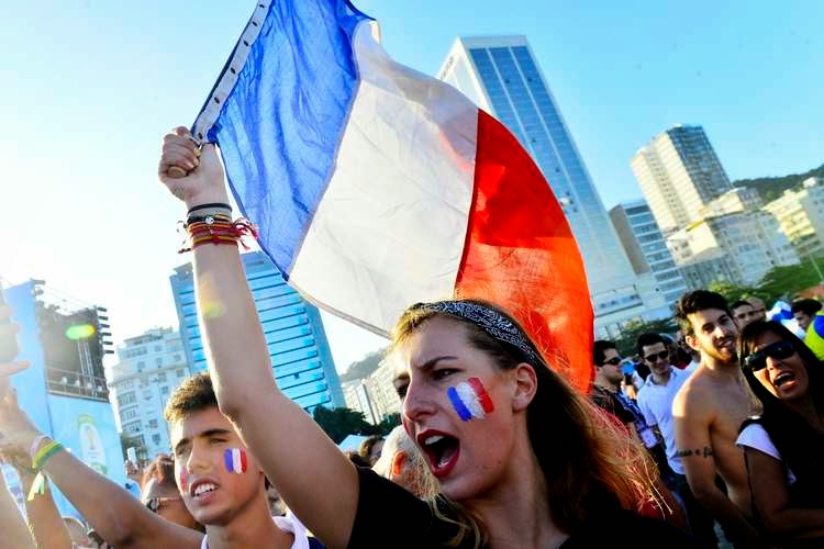 những fans nữ xinh đẹp cổ đội tuyển Pháp trong trận gặp Honduras