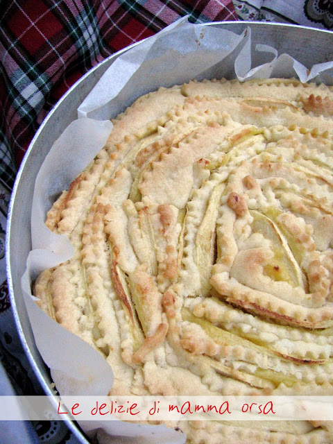 rosa di pasta frolla, mele e crema pasticcera 