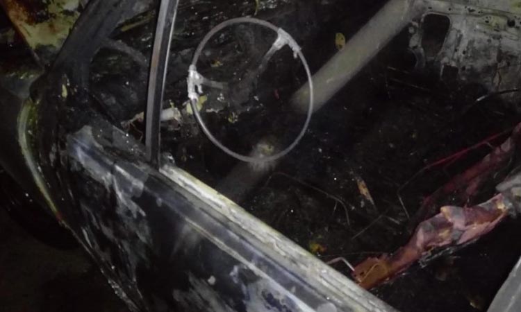 Jacobina: Dupla incendeia carro de idoso na comunidade de Palmeirinha