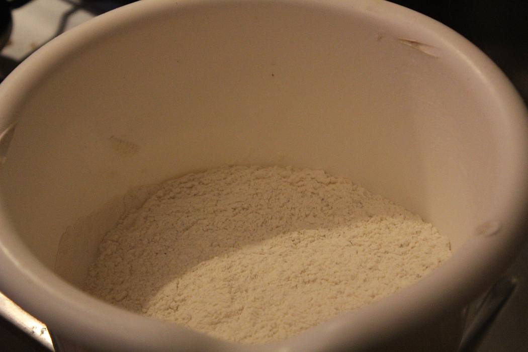 Knuspriges Huhn in Mehl paniert