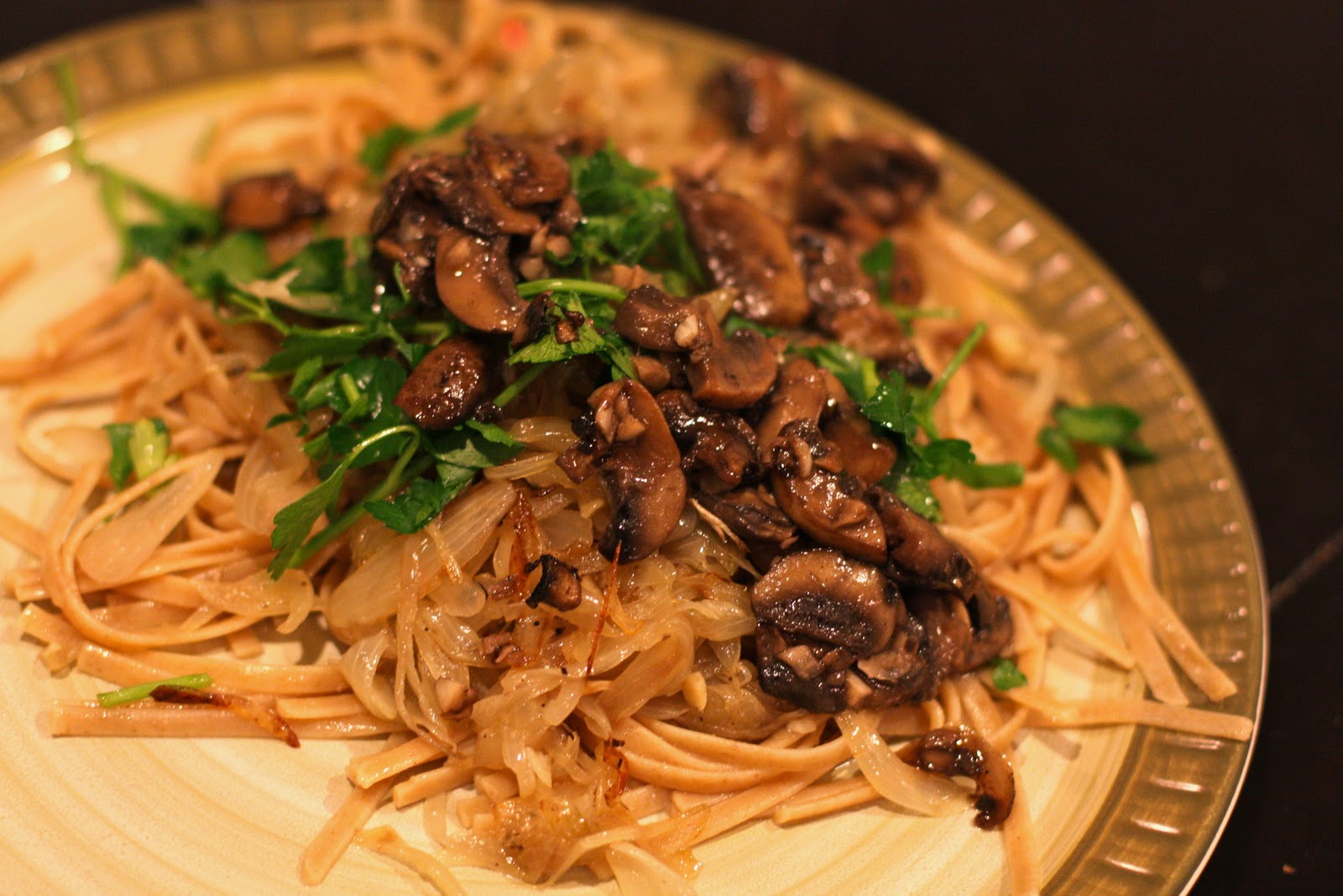 корейское блюдо курица с капустой и макаронами. блюдо макароны с капустой. спагетти с картошкой. тушеная курица с макаронами. блюдо макароны с капустой.