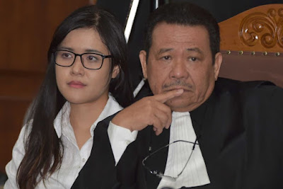 Jessica Wongso sits in court next to her lawyer 