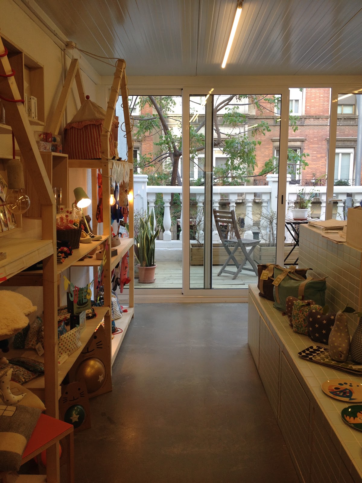 SUEÑOS NEGROS, ropa y complementos | Saltando en la cama