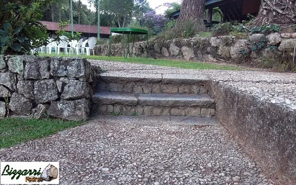 Na área de lazer do Atibaia Clube da Montanha executamos vários muros de pedra rachão com o caminho de pedra e as escadas de pedra.