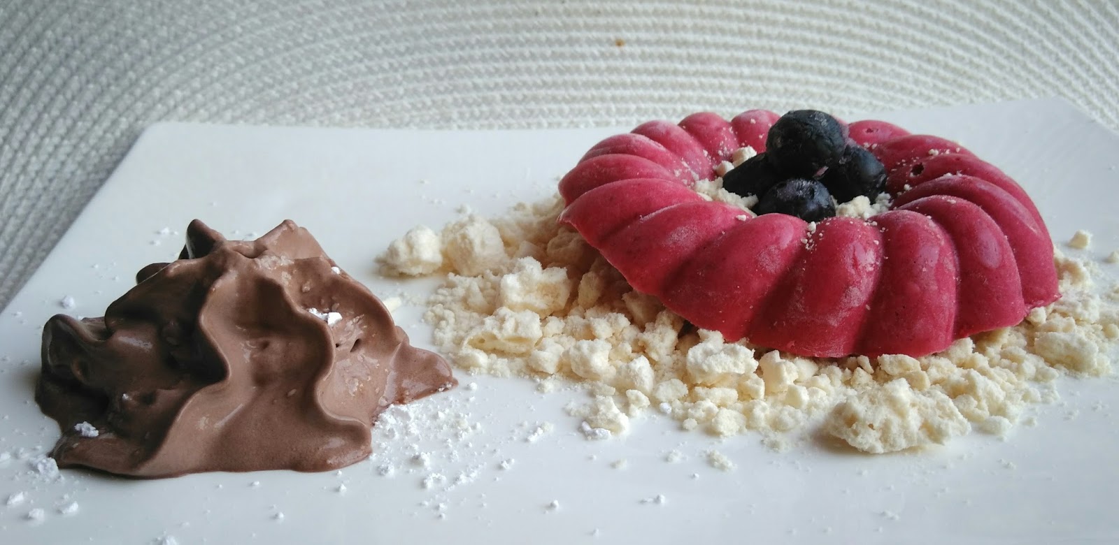 Meringue glacée framboise et sa chantilly chocolat