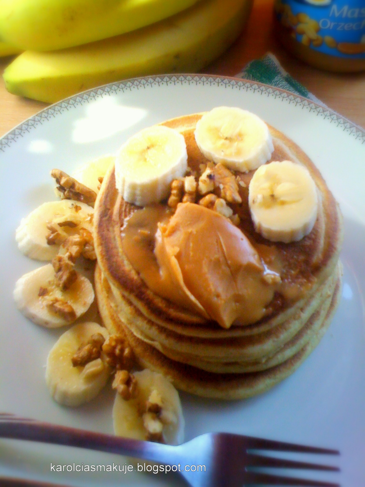 Karolcia smakuje... Klasycznie. Pancakes z masłem orzechowym i bananem.