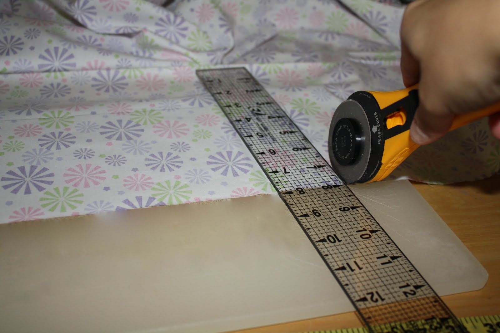 HukilauThreads How to Cut Long strips of Fabric Even and Fast.