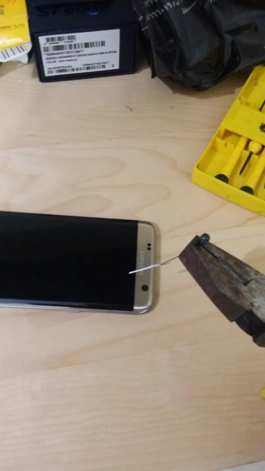 How to remove a stuck sim in samsung galaxy S7 Edge