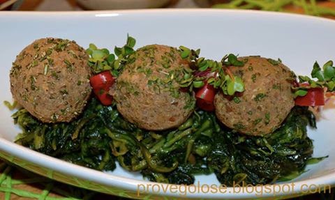 spiedino di polpette di lenticchie su cicoria al peperoncino e germogli