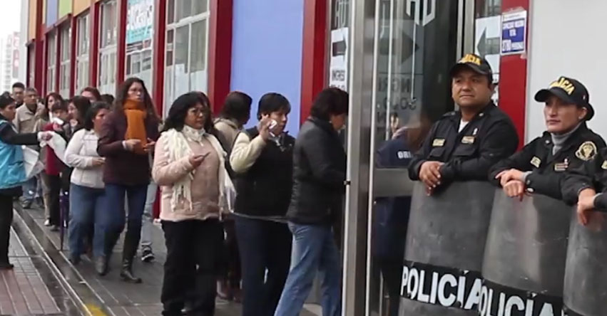 MINEDU: Más de 165 mil docentes participaron hoy en la Prueba Única Nacional para el Concurso de Ascenso de Escala Magisterial y el Concurso de Acceso a Cargos Directivos de II. EE. y Especialistas en Educación de DRE y de UGEL - www.minedu.gob.pe MINEDU: Más de 165 mil docentes participaron hoy en la Prueba Única Nacional para el Concurso de Ascenso de Escala Magisterial y el Concurso de Acceso a Cargos Directivos de II. EE. y Especialistas en Educación de DRE y de UGEL - www.minedu.gob.pe