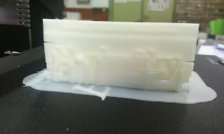 Grietas generadas en el proceso de impresión 3D. Problemas de impresión 3D causados por dilataciones incorrectas.