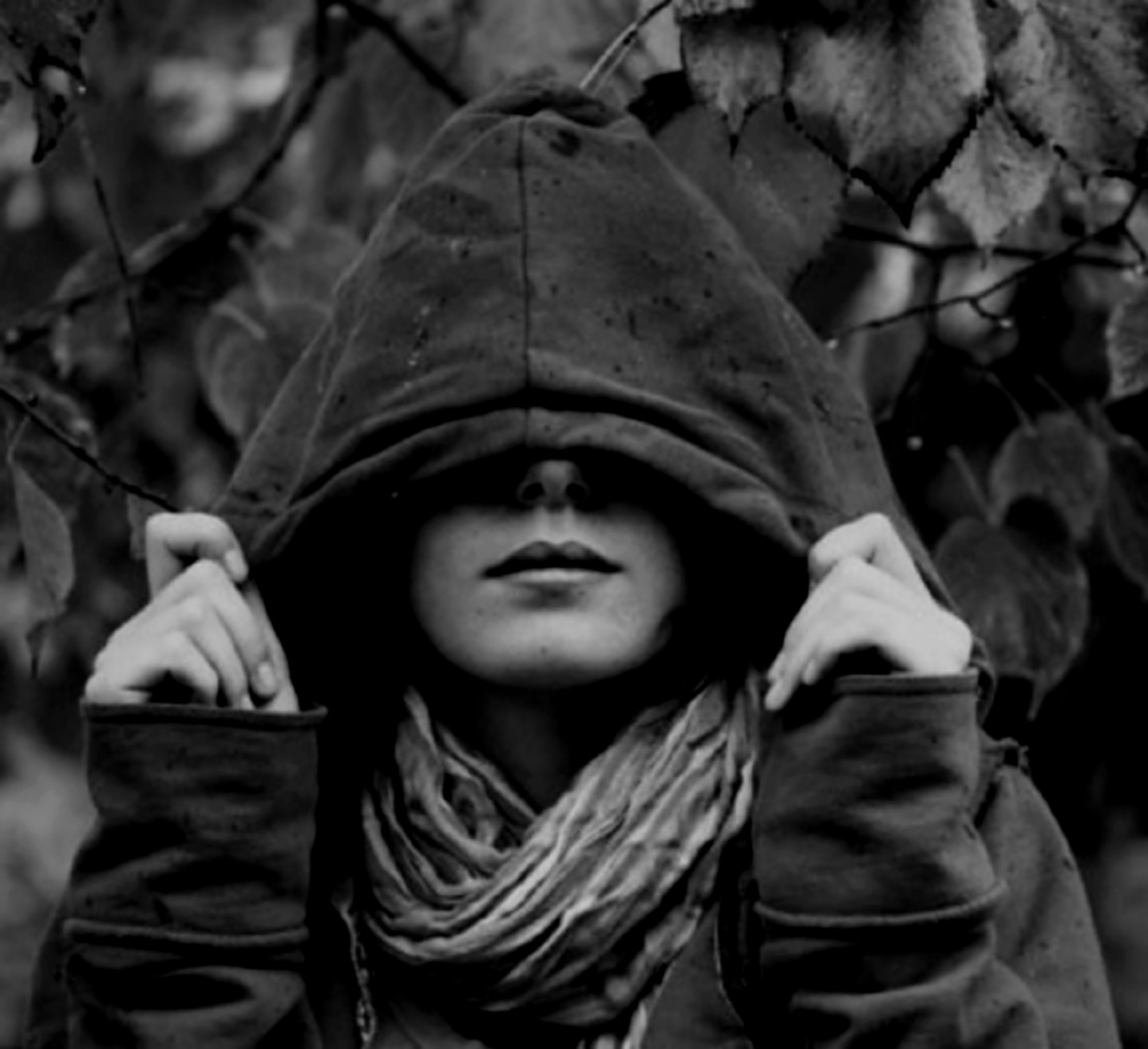 Картинки женщина в капюшоне без лица