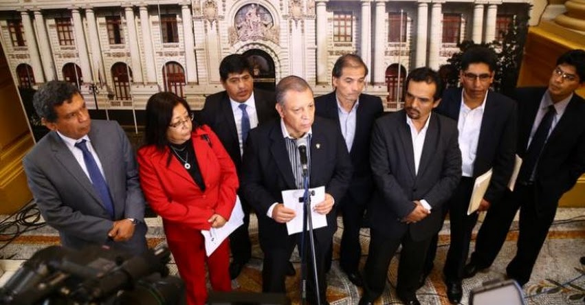 Congresistas de Frente Amplio recogen firmas para censurar a Ministra de Educación Marilú Martens Congresistas de Frente Amplio recogen firmas para censurar a Ministra de Educación Marilú Martens