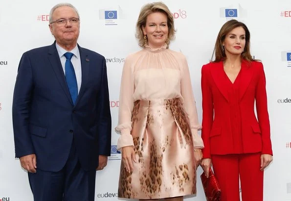 Queen Letizia wore Roberto Torretta suit from Fall Winter 2017-2018 collection. Queen Mathilde wore Natan floral print skirt and silk blouse