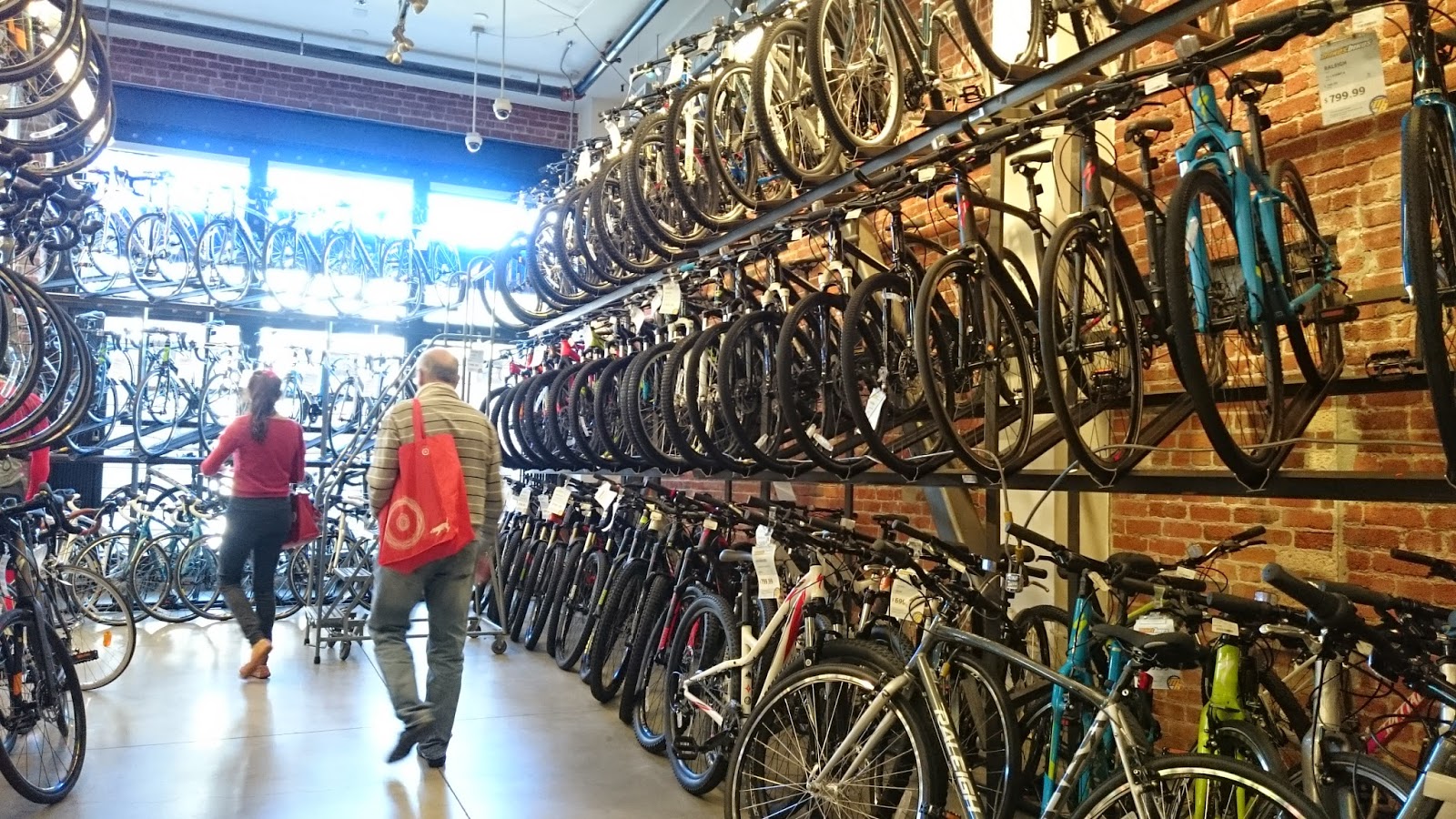 Можно ли вернуть велосипед в магазин. Витрина для велосипедов. Стеллаж для велосипедов в магазин. Названия велосипедных магазинов. Выкладка велосипедов.