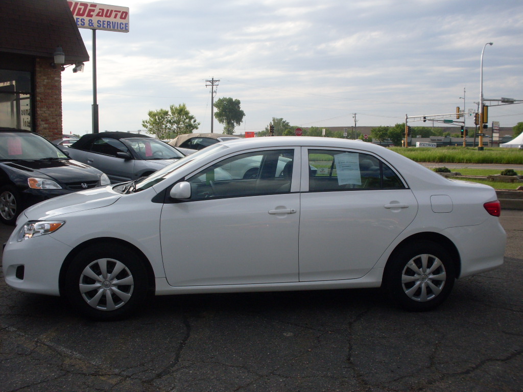 Ride Auto: white Corolla