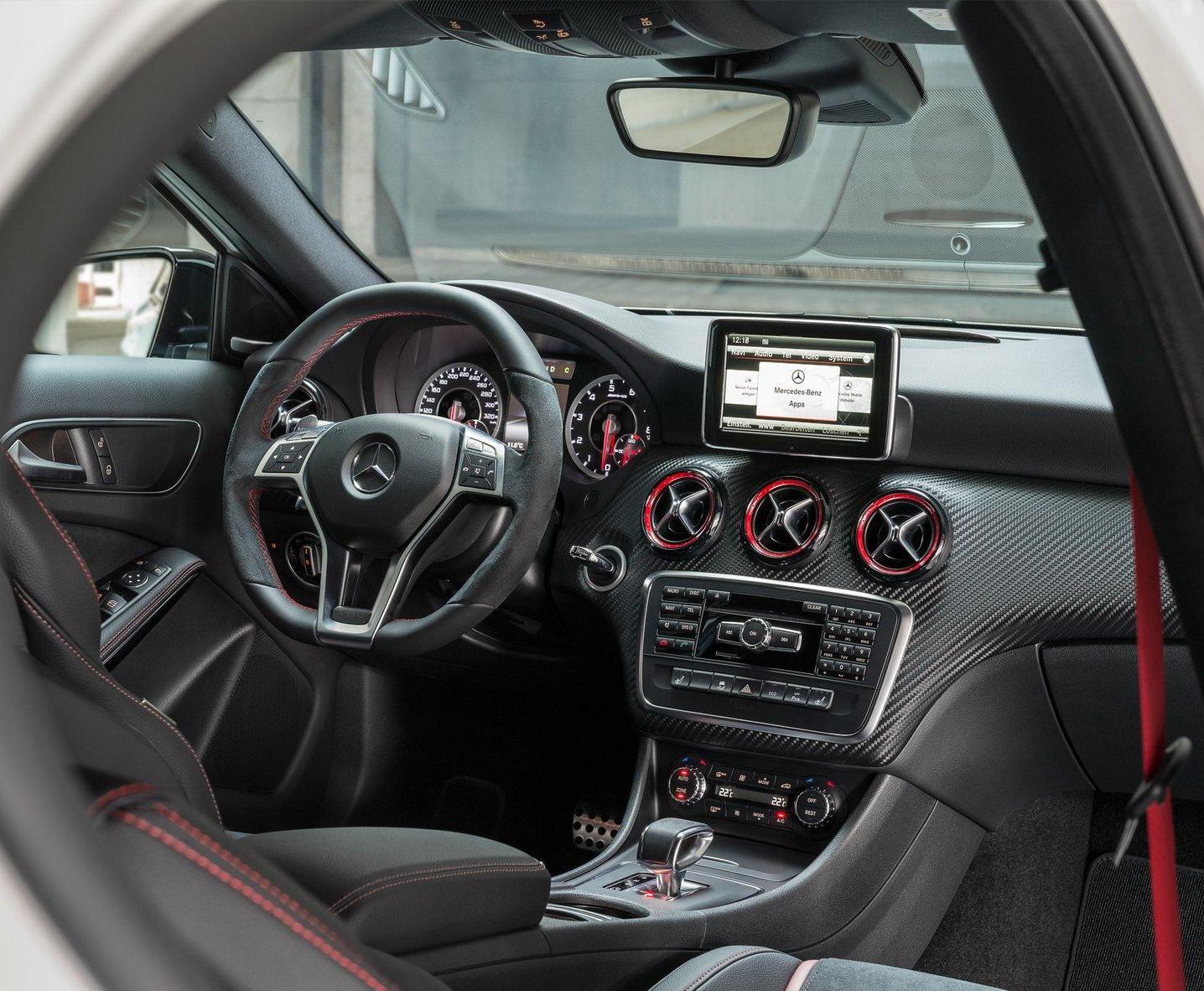 Mercedes-Benz revela A45 AMG, 2.0 de 360 hp