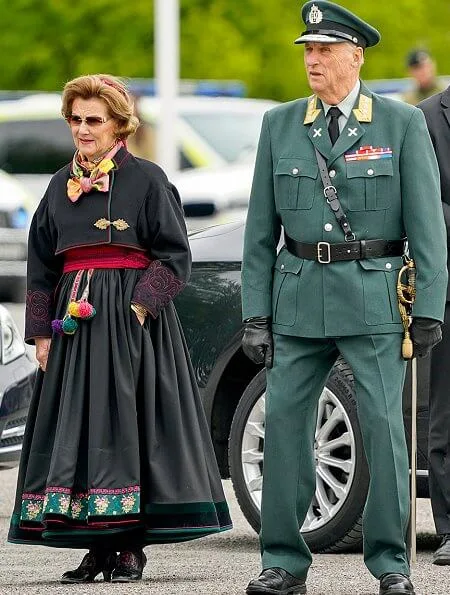 King Harald, Crown Prince Haakon. Queen Sonja and Crown Princess Mette-Marit is wearing traditional clothing