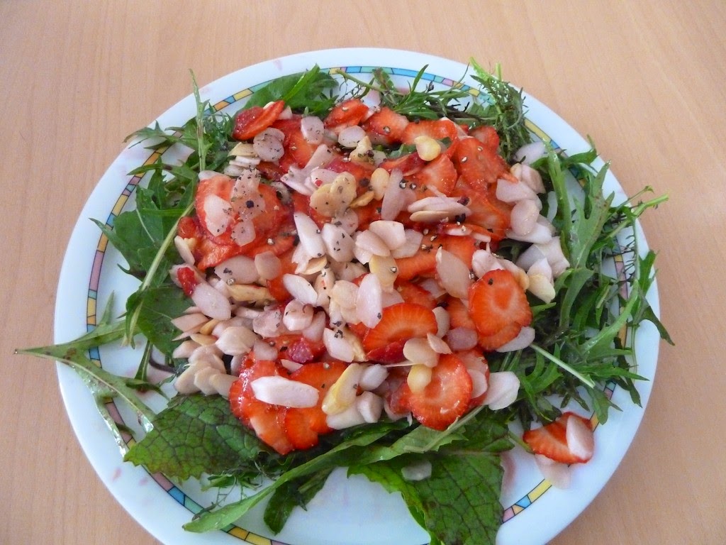 Prostmahlzeit: Erdbeer-Spargel-Salat mit diversen Bloggerzutaten