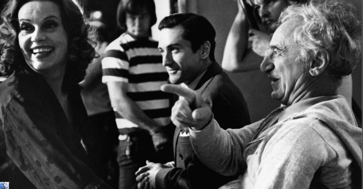 Voice over fon. Acting work. каким микрофоном пользуются блоггеры беспроводным. пустой зал театра. джоди аллен.