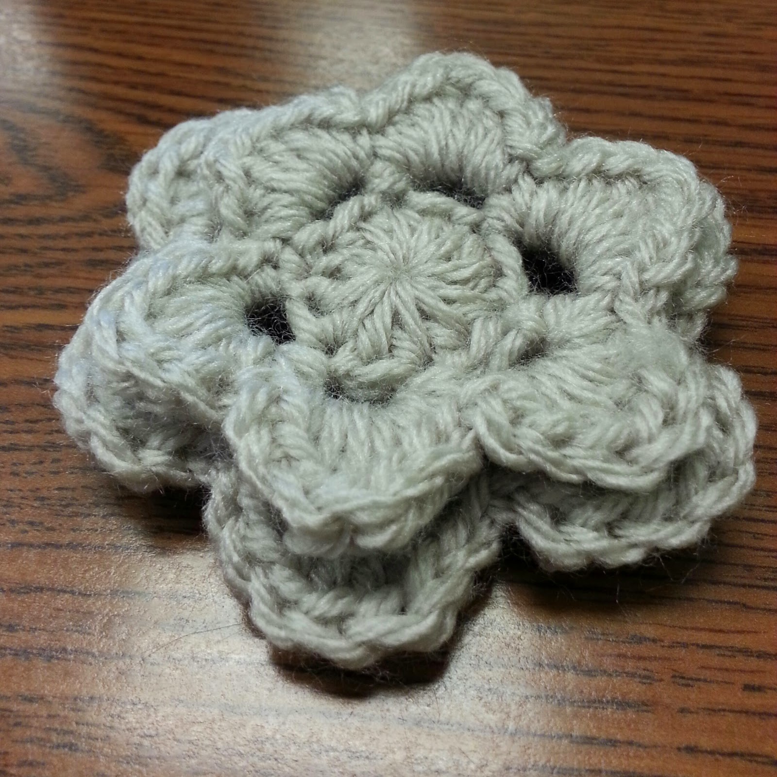 Tw-In Stitches: Removable flower - Free Pattern