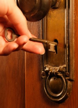 http://2.bp.blogspot.com/-wfTHzFyGXbU/UBFvy9UffII/AAAAAAAAAPM/afuNbb3PvB8/s400/key_in_door_04.jpg
