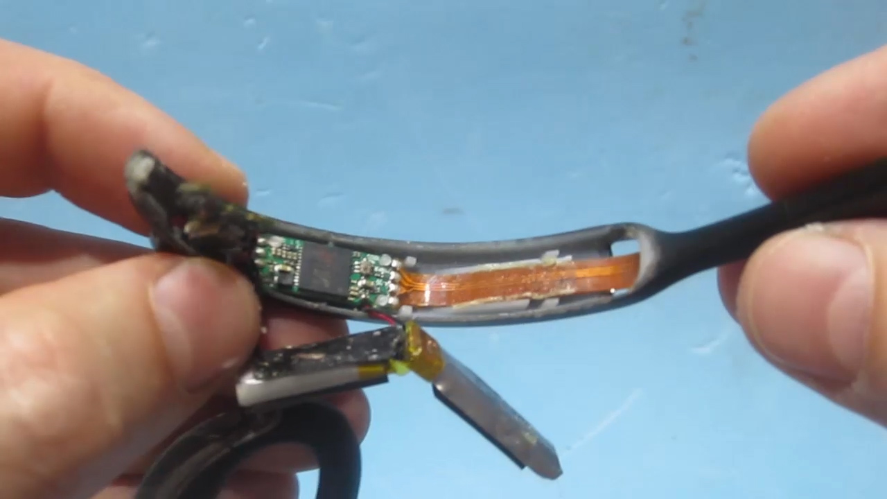 Аккумулятор для блютуз гарнитуры. Как поменять аккумулятор в наушниках. Аккумулятор акб батарея plantronics explorer 210. Батарейки для усилителей звука наушников. Акб для наушников самсунг buds.