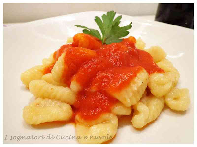 RICETTA GNOCCHI DI PATATE PICCANTI AL SUGO DI POMODORO