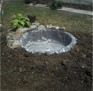 Fuente para el jardín hecha con un neumático de tractor reciclado