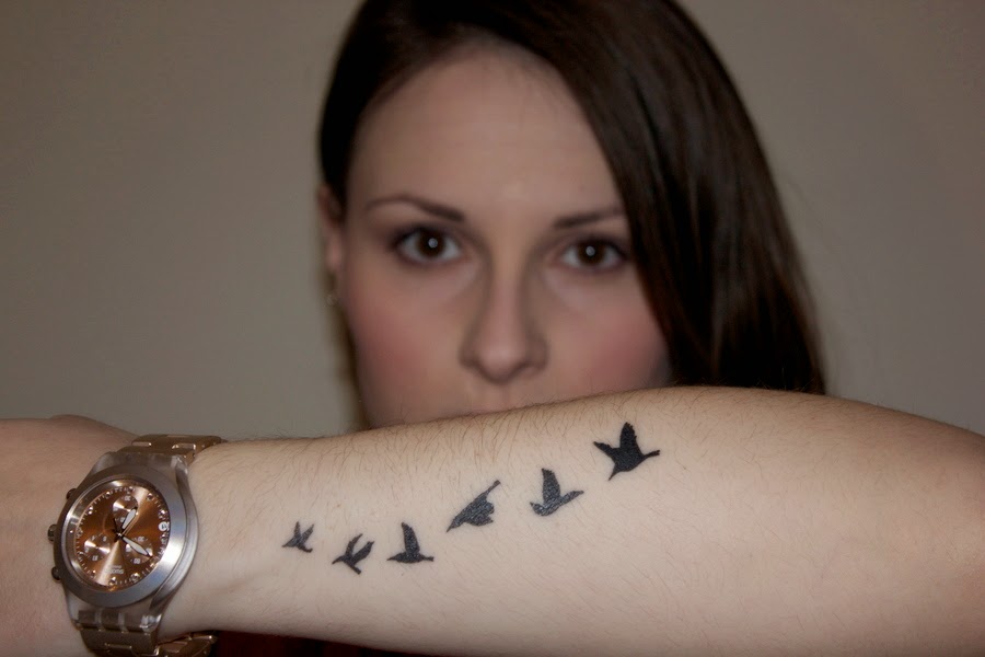 тату на лице девушки. тату лотос для девушек. рука с тату согнутая. тату маленький лотос на руке. тату лотос на руке.