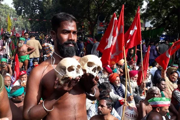 Farmers' Protest in Delhi LIVE: Tamil Nadu Agitators Go Bear, Wear Skulls as Rally Arrives at Parliament Street, New Delhi, News, Farmers, March, Politics, Prime Minister, Narendra Modi, Criticism, Lifestyle & Fashion, Life Threat.