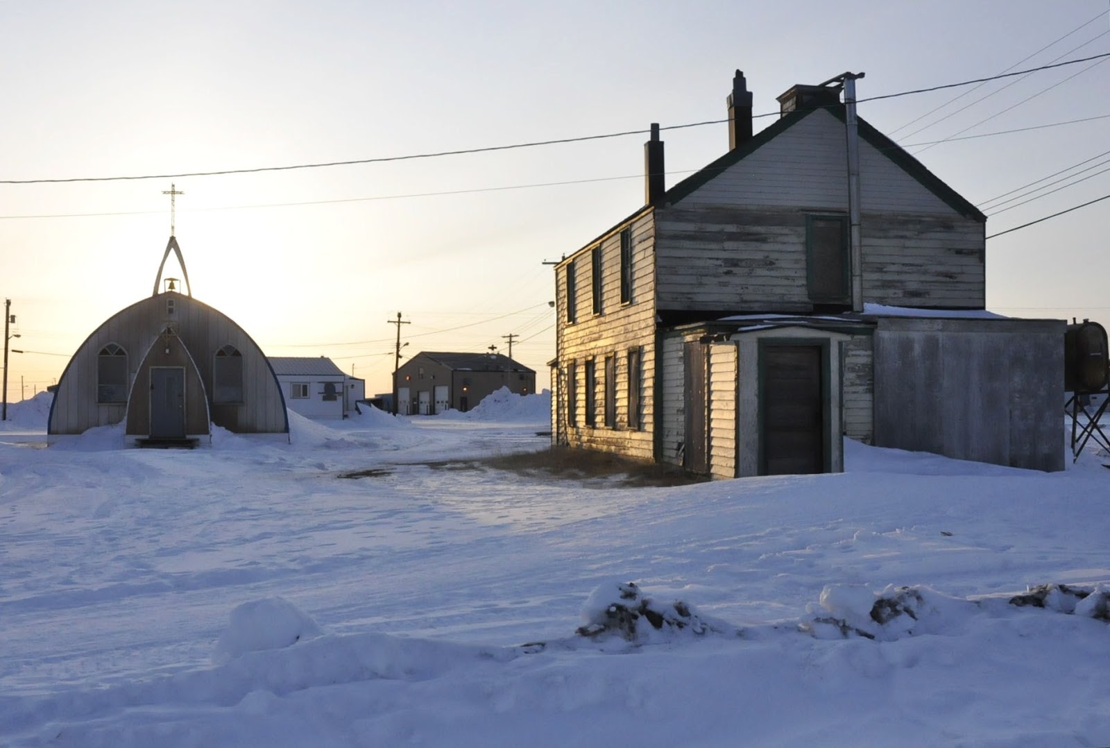 Ultima Thule Paulatuk, the blue inuvialuit hamlet by the 'Smoking