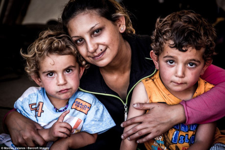 Dang sau hang day thep gai trai ti nan, van ngoi sang nhung anh mat tre tho an yen, hanh phuc - Anh 3