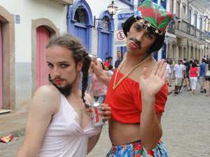 Ter bigodes e barbas atraentes... Belas mocitooos. 