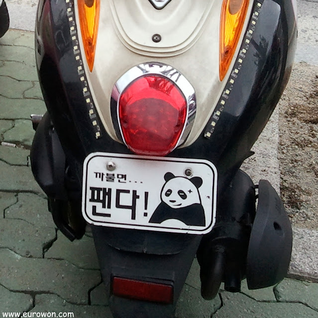 Moto coreana con matrícula panda