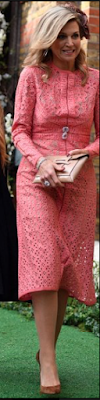 Robe Elie Saab / escarpins Gianvito Rossi / pochette Sophie Habsburg
