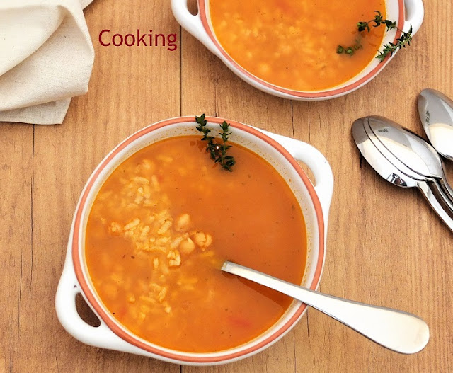 Uma sopa de grão com o sabor adocicado e característico do grão, em que o arroz a transforma numa sopa mais substancial.