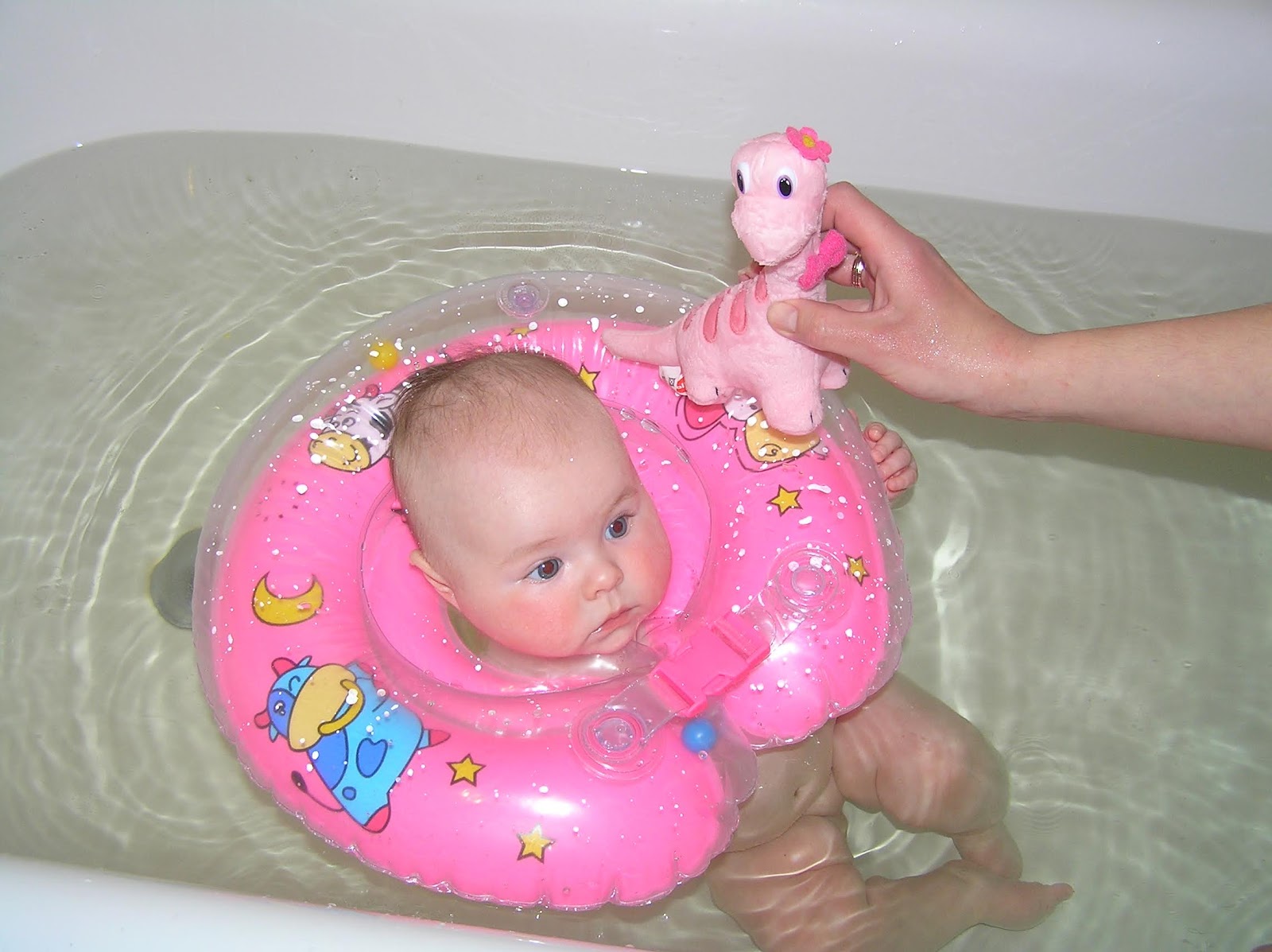 Девочка купать ванночки