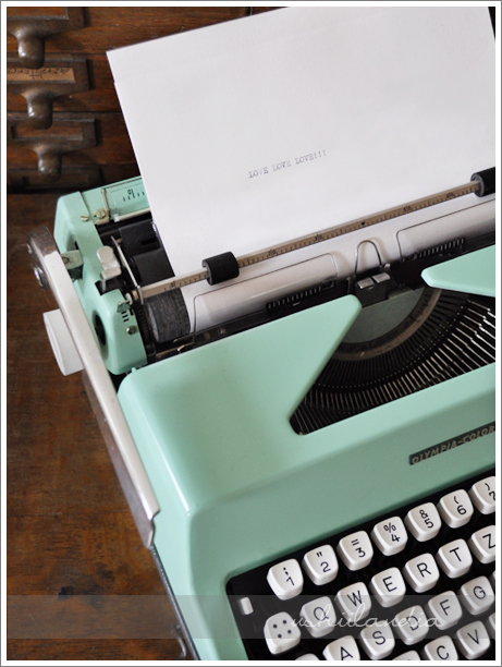 stara miętowa maszyna do pisania / vintage mint typewriter