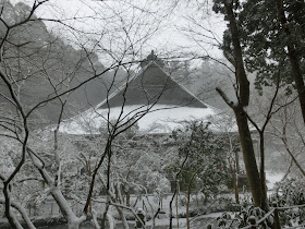 雪の妙本寺