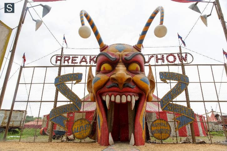 American Horror Story Freak Show - Monsters Among Us - Review  "Life On Mars" 