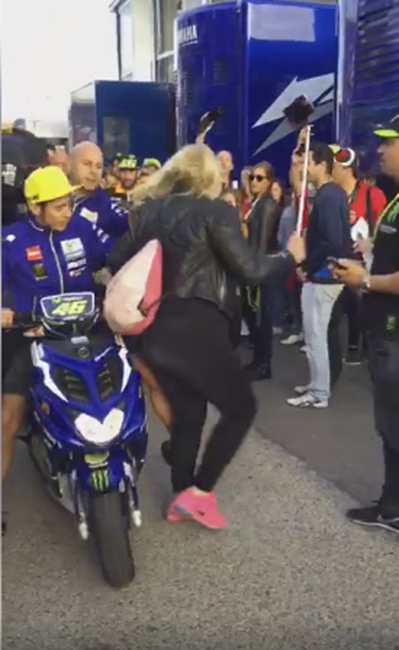Rossi da una patada a una mujer, Cheste Rossi da una patada a una mujer, Cheste