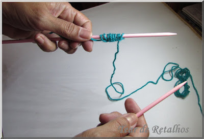 Foto mostrando uma base de pontos do tricô feita pela técnica de montagem à inglesa. Cable Cast on.